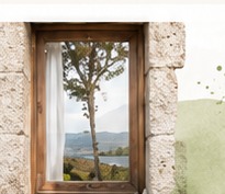 Ventana de piedra con paisaje gallego